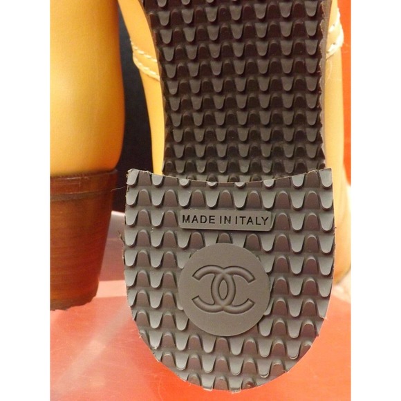 NIB CHANEL BEIGE LEATHER SUEDE CC LOGO SHEARLING HEEL TALL BOOTS 37.5 $1825 - Picture 9 of 12